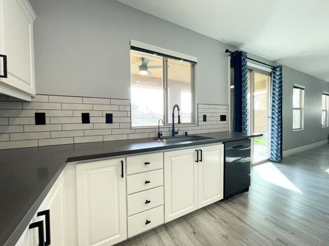 Building Photo - Welcome to a stunning 4-bedroom, 3-bath Home