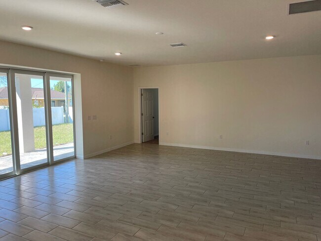 Building Photo - Stunning and spacious Single Family Home!