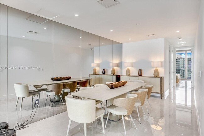 Building Photo - 15701 Collins Ave