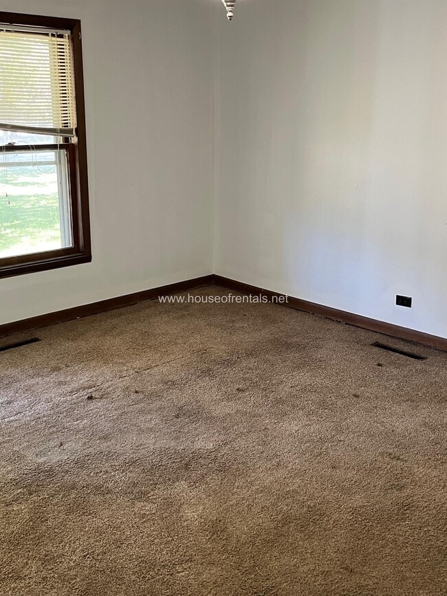 Building Photo - 713 S Maple St