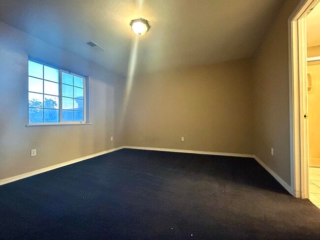 Building Photo - 85 Hartel Pl