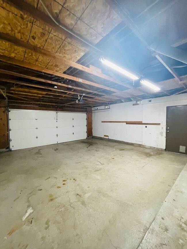 Building Photo - charming 3-bedroom, 2-bathroom home nestle...