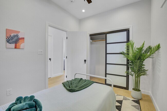 Building Photo - Stylish West Oakland 2/1 Flat - Completely...