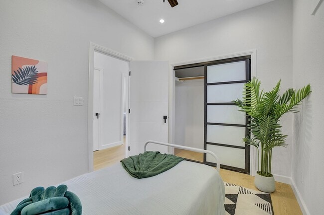 Building Photo - Stylish West Oakland 2/1 Flat - Completely Renovated.