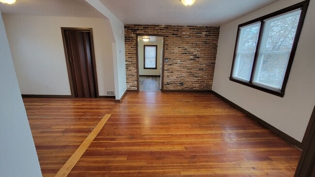 Building Photo - 1168 1/2 Shawano Ave