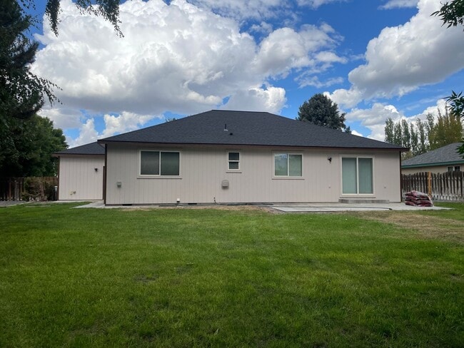 Building Photo - 1703 Fairway Dr NE