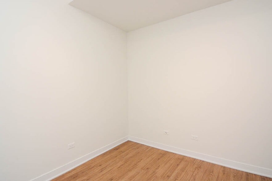 Building Photo - 4633 N Leavitt