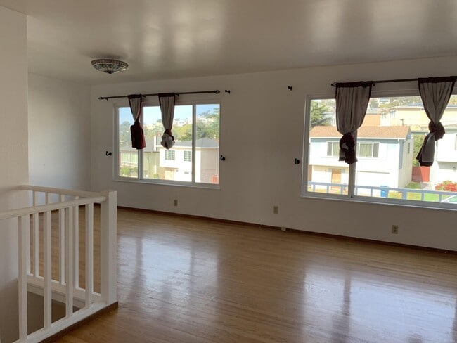 Building Photo - 1315 Skyline Dr
