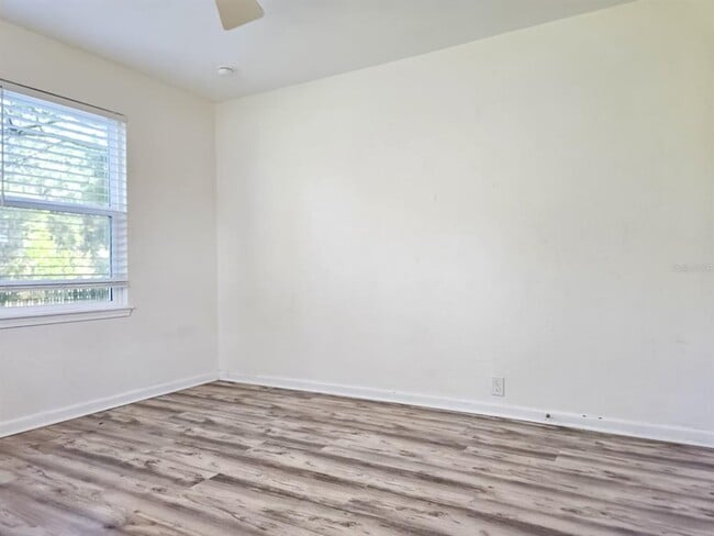 Building Photo - 518 NW 27th Ave