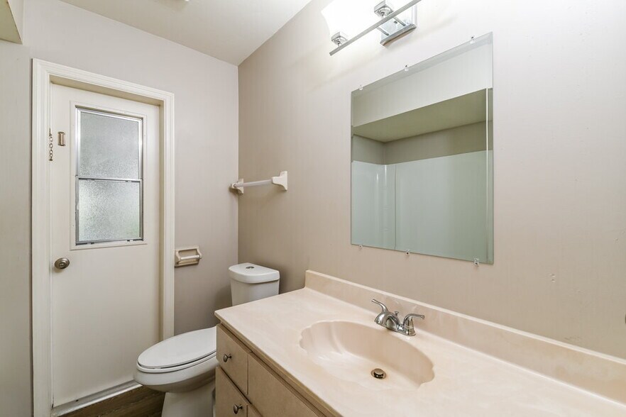 Building Photo - 2529 SW 15th Pl