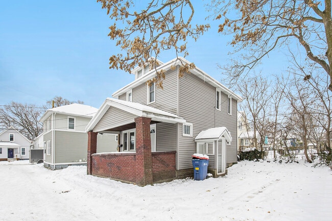 Building Photo - 912 Zeeland Ct NE