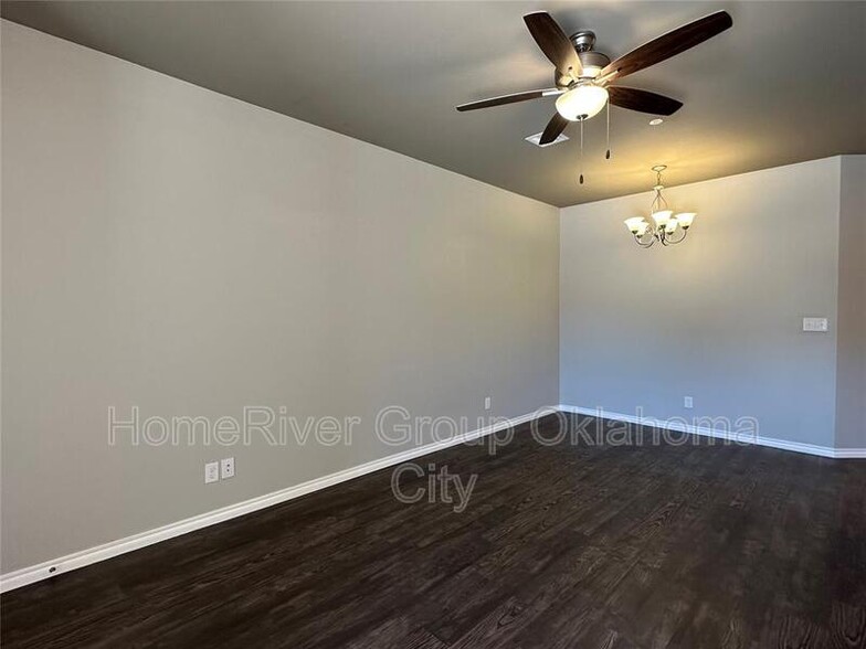 Building Photo - 923 SW 92nd St