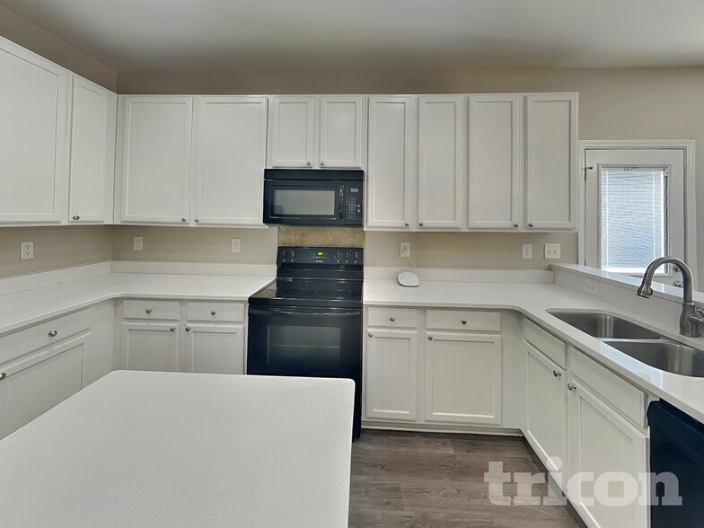 Building Photo - 1208 Ballina Way