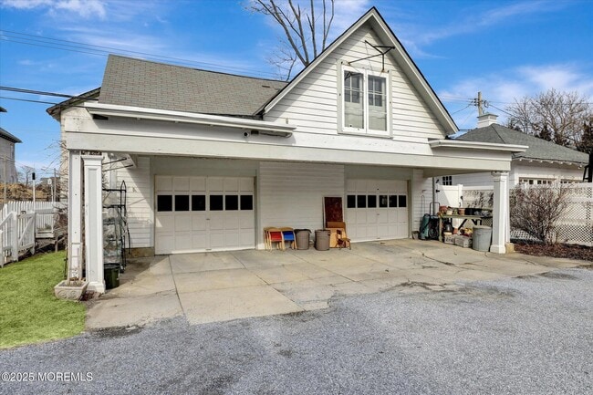 Building Photo - 211 Cedar Ave