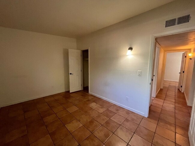 Building Photo - 4 bedroom 2 bath home centrally located