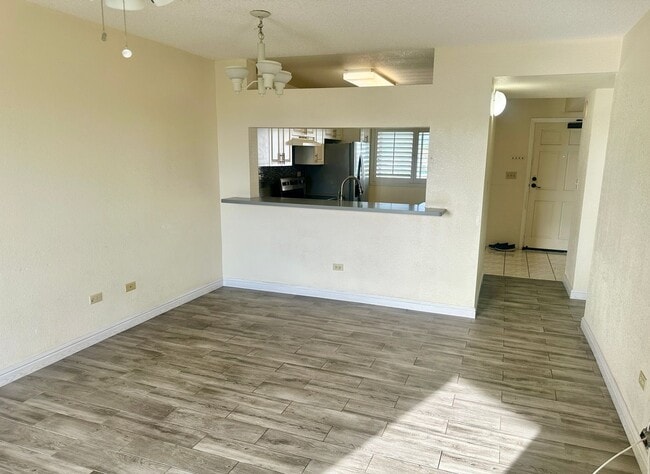 Building Photo - 2 bedroom 2 bath unit in highly desirable ...