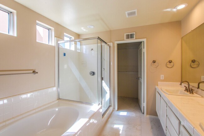 Building Photo - 655 Roscoe St