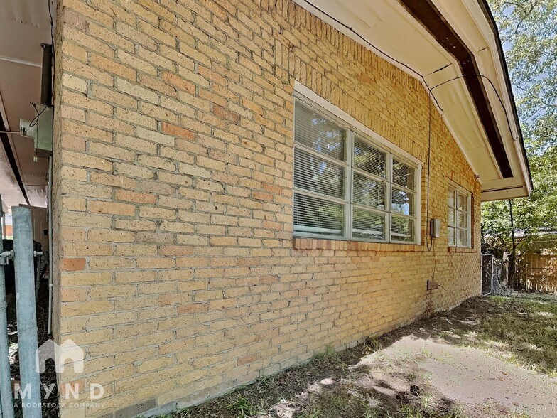Building Photo - 2701 Stillwell Dr