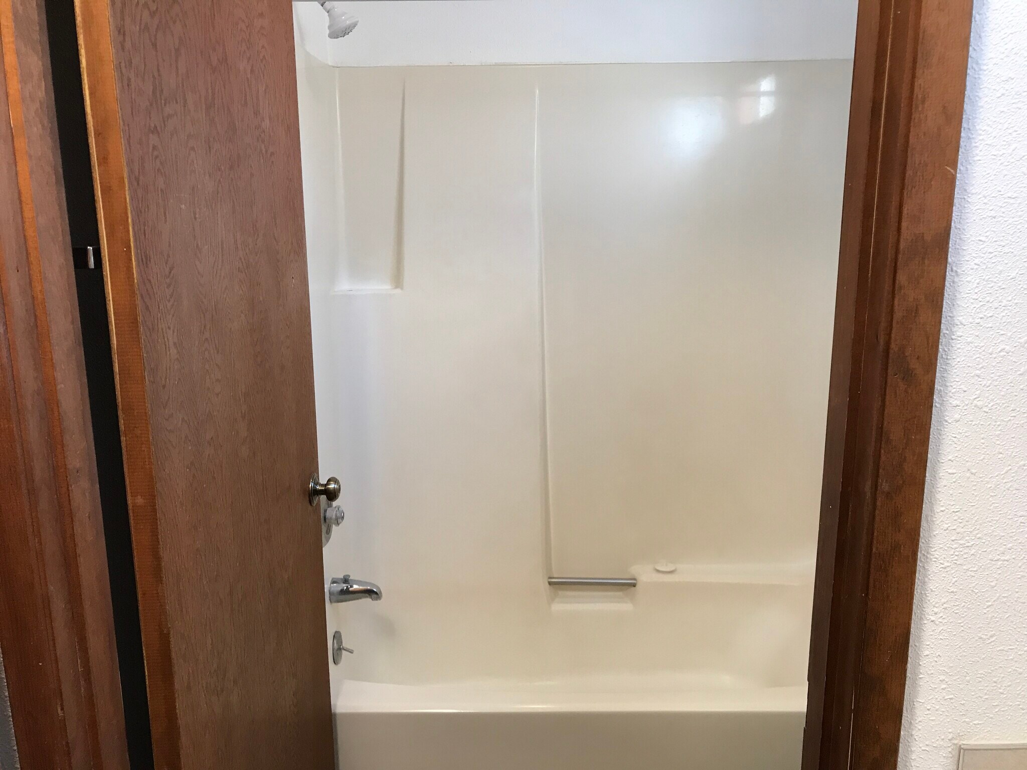 Studio: full bathroom - 1609 7th Ave SE