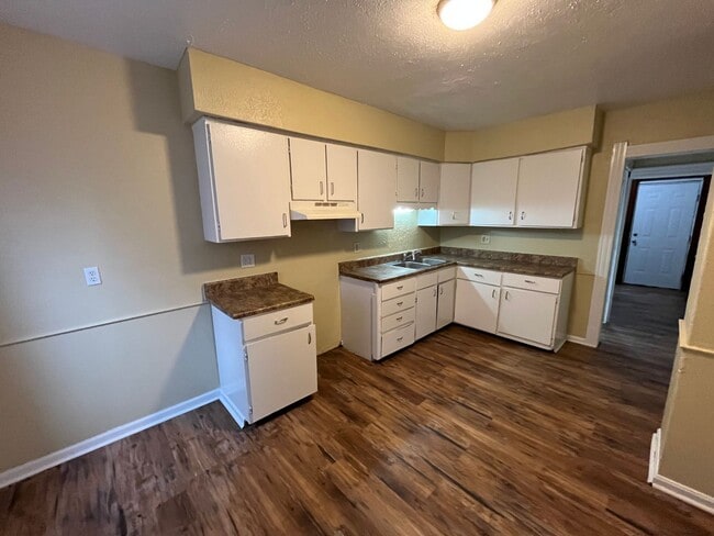 Building Photo - 3 Bedroom House