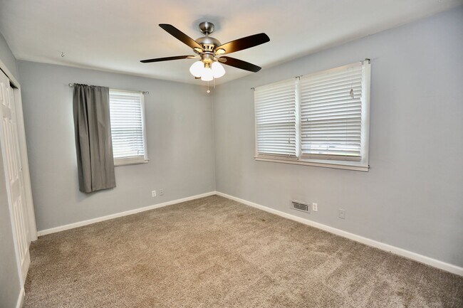 Building Photo - AVAILABLE EARLY MAY, Charming ranch home with front porch in Castle Heights!