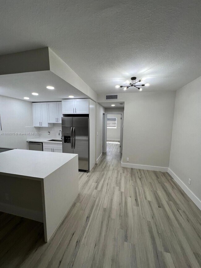 Building Photo - 2665 Middle River Dr