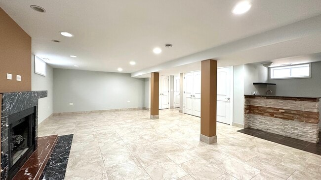 Building Photo - 4833 N Ozark Ave