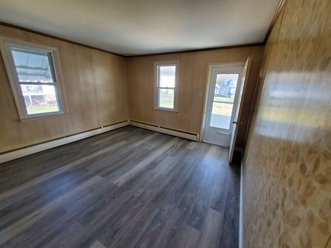Building Photo - Single Family 2 bed/1 bath with HUGE Garag...