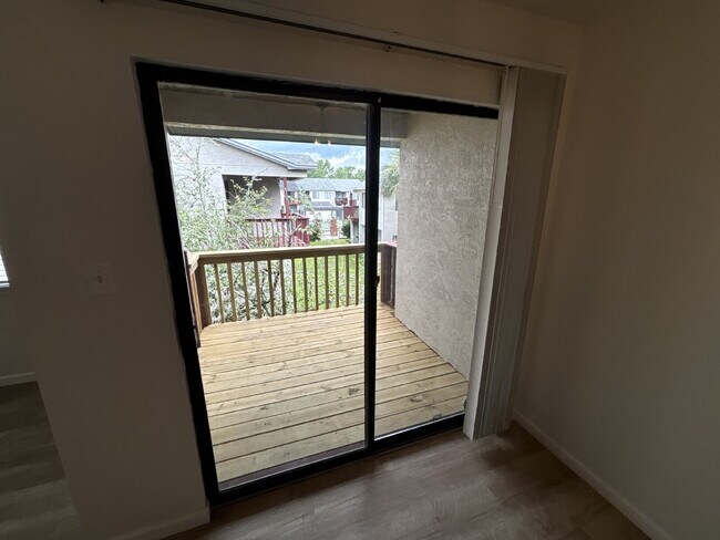 Building Photo - 2 Bedroom 2 1/2 bath in the Lakes Townhome Community! Complete Remodel!