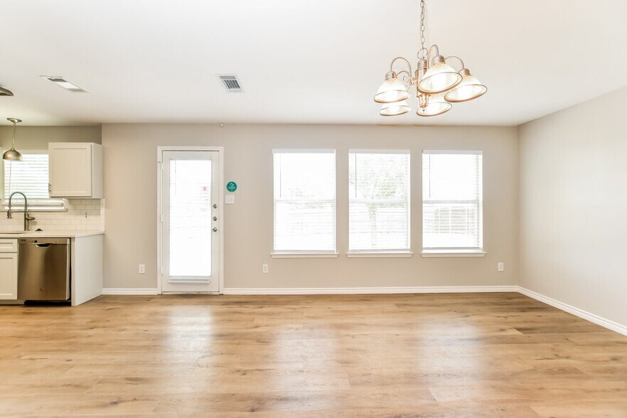 Building Photo - 1401 Buckingham Dr