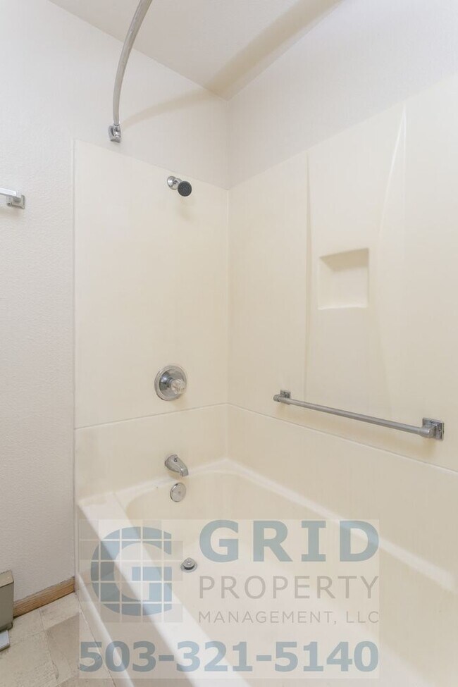 Building Photo - GPM648 - SE Stark St (T1)