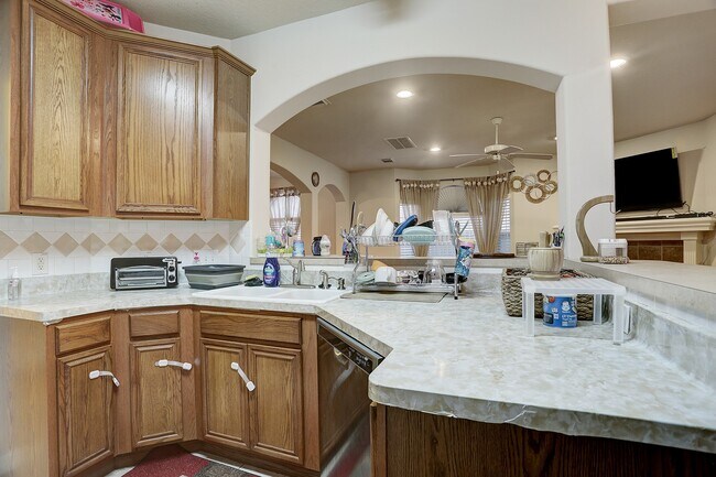 Building Photo - 7630 N Linpar Ct