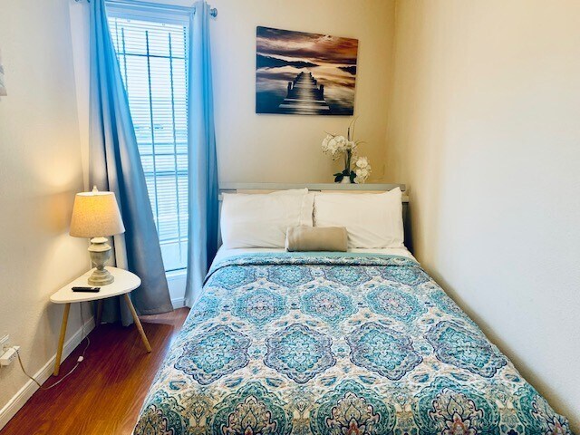 Building Photo - 6102 Seawall Blvd