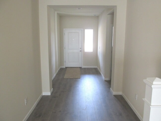 Building Photo - $500 off 1st month! New carpet, hardwoods, quartz counters, 4 Br 2.5 bth  fenced yard, walk to park!