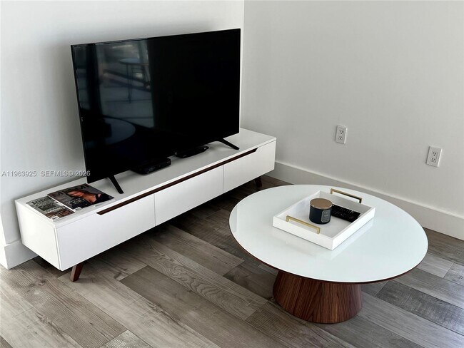 Building Photo - 121 NE 34th St