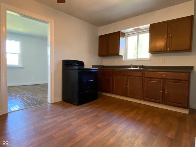 Building Photo - 220 Maple St