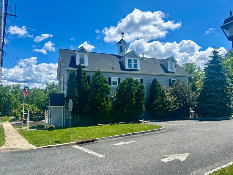 Building Photo - 633 Valley Rd