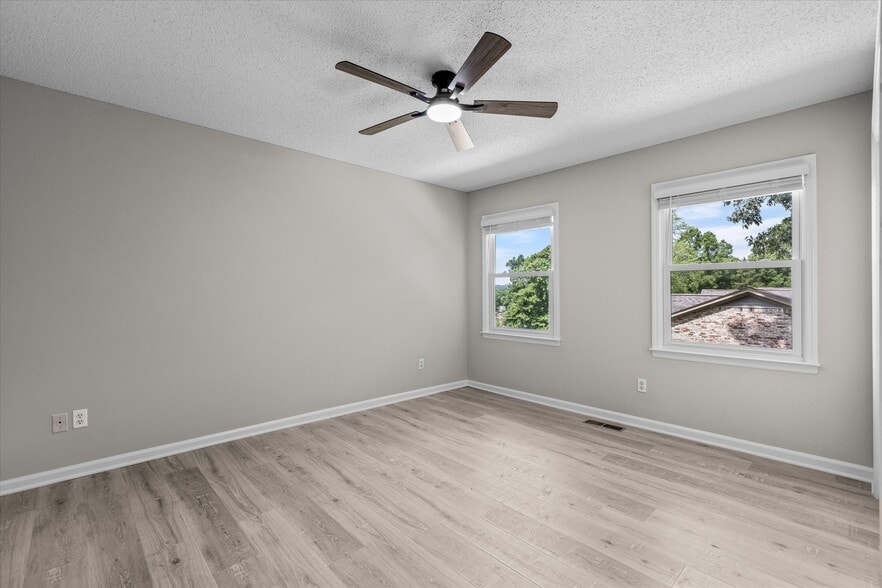 Building Photo - 1305 Hiwan Trail SE