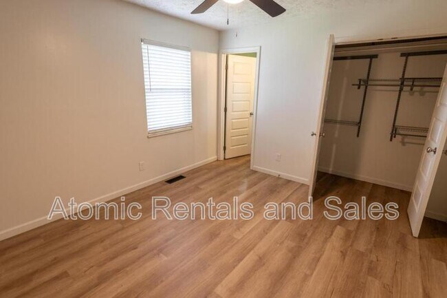 Building Photo - 716 N Whispering Oak Cir