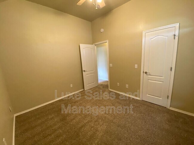 Building Photo - 640 E Linden Ln