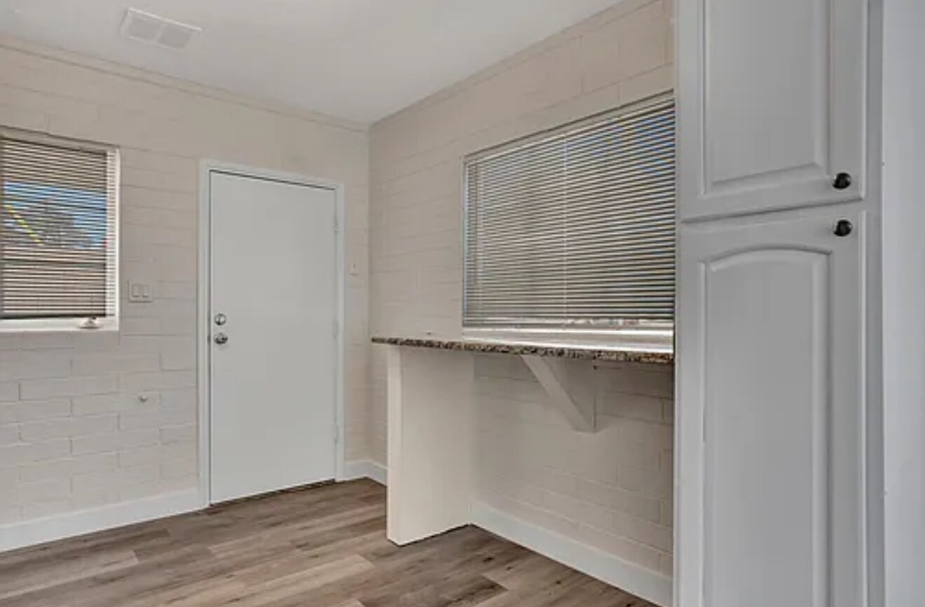 Building Photo - 2715 E Oak St