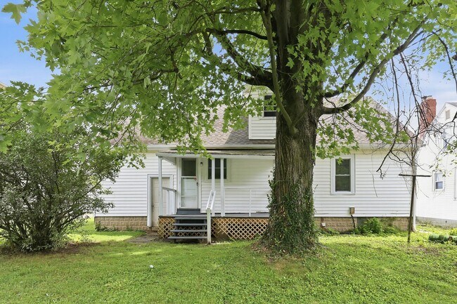 Building Photo - Three bedroom, one bathroom single in Springfield!