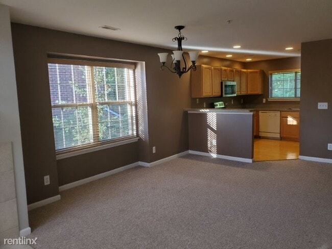Building Photo - 3 br, 3 bath Condo - 16944 Farmington Rd