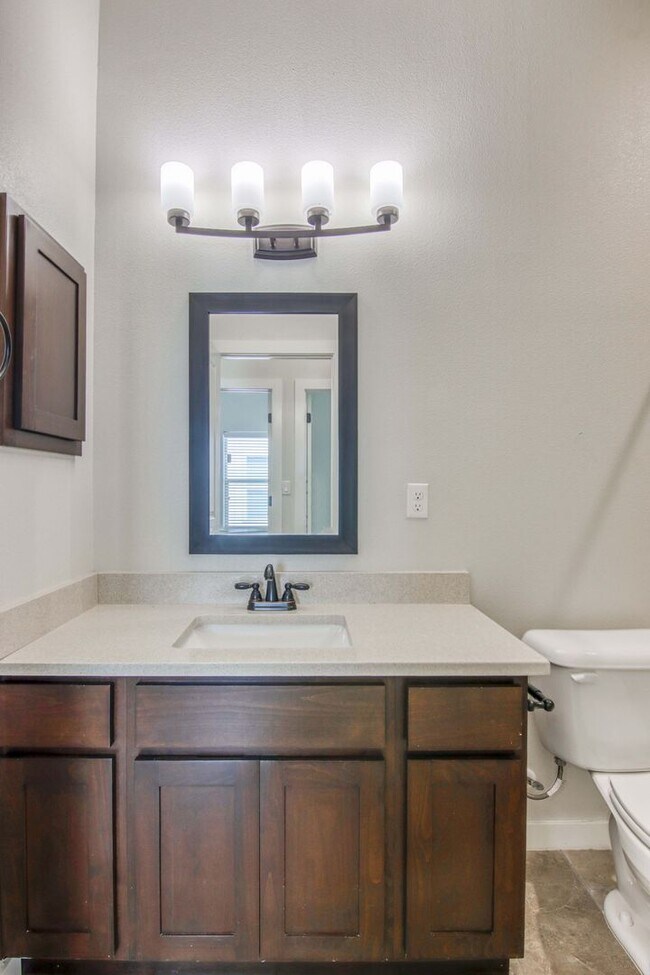 Building Photo - Beautiful East side House with 4 bed-2 baths