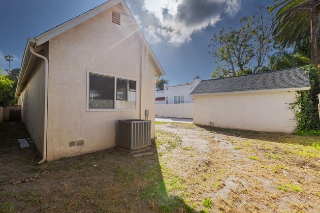 Building Photo - Spacious 4 BR 3 BA Home in Prime West L.A.
