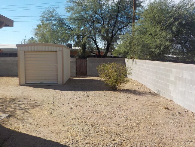 Building Photo - 8100 E Kenyon Dr