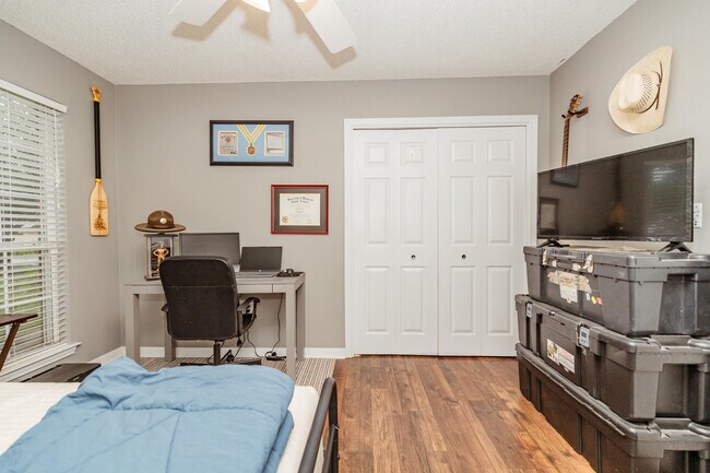 Building Photo - 425 Whirlaway Ct
