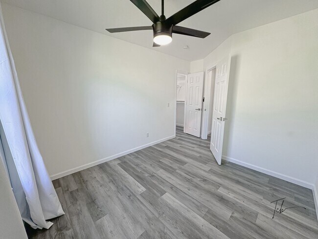 Building Photo - Available Now!  3 Bedroom, 2 Bathroom in Prime Bentonville Location, w/ Garage and Fenced-in Back...