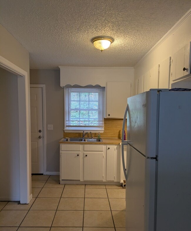 Building Photo - 211 8th Ave Dr SE