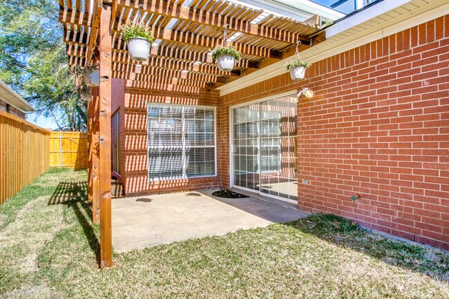 Building Photo - 641 Raintree Cir